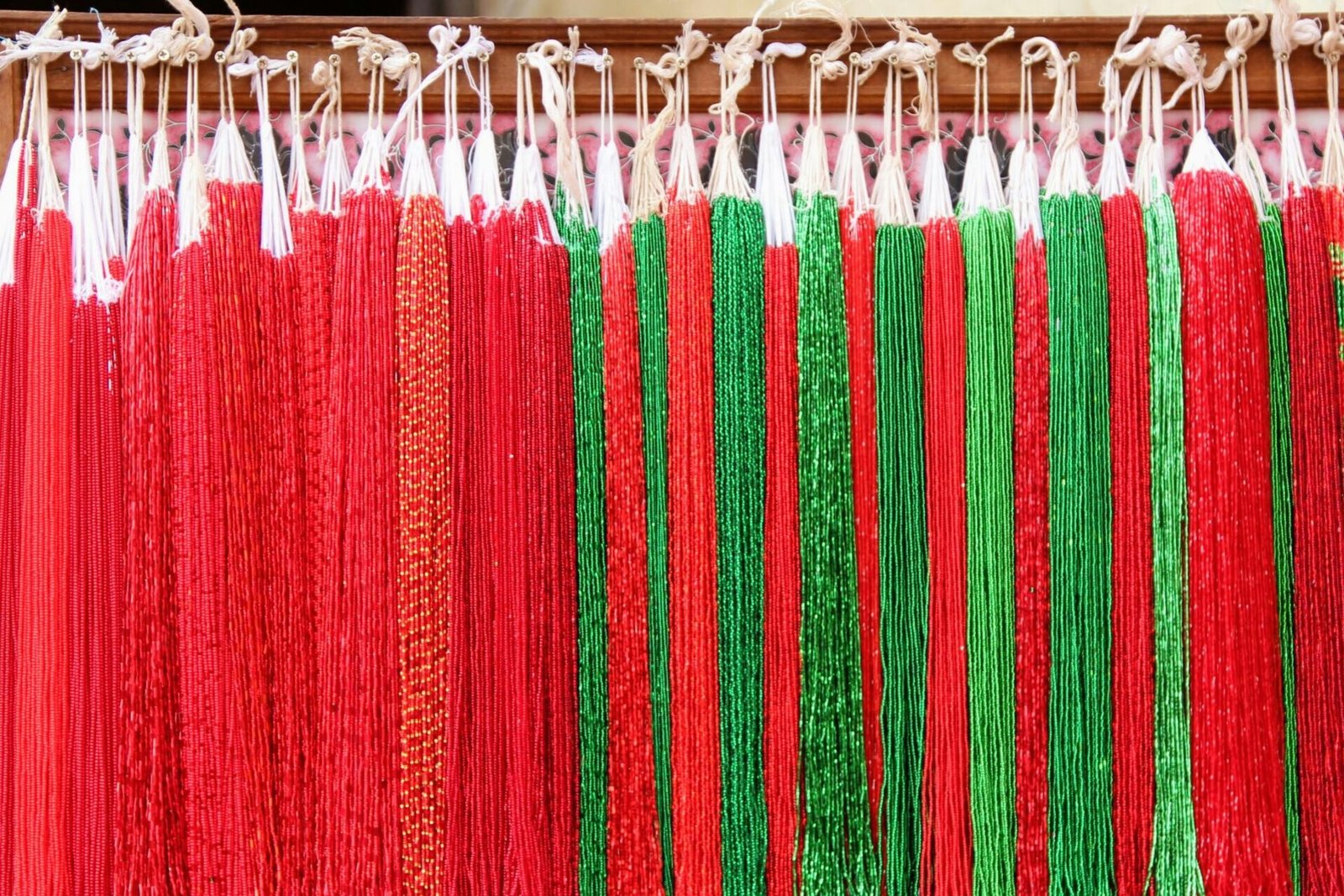 a close up of a bunch of red and green string